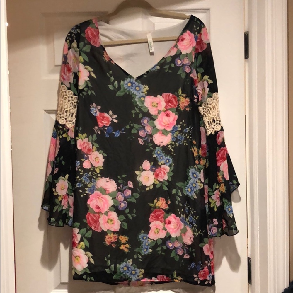 Floral dress with lace on sleeve